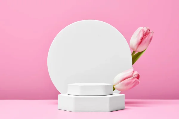 Puste Białe Podium Prezentacji Produktów Kosmetyków Pastelowymi Tulipanami Różowym Tle — Zdjęcie stockowe