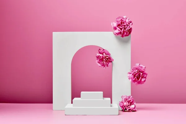 Białe Podium Różowymi Kwiatami Eleganckim Łukiem Odizolowanym Pastelowym Różowym Tle — Zdjęcie stockowe
