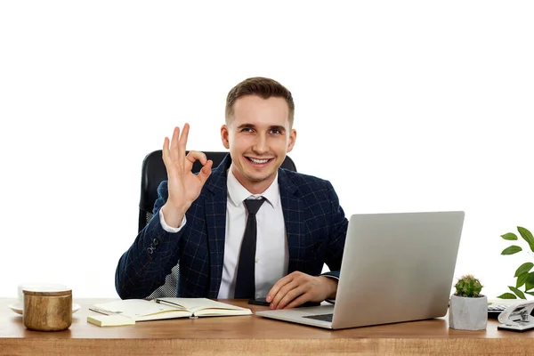 若い幸せなビジネスマンは ラップトップPc上で作業机に座って をジェスチャーを示す — ストック写真