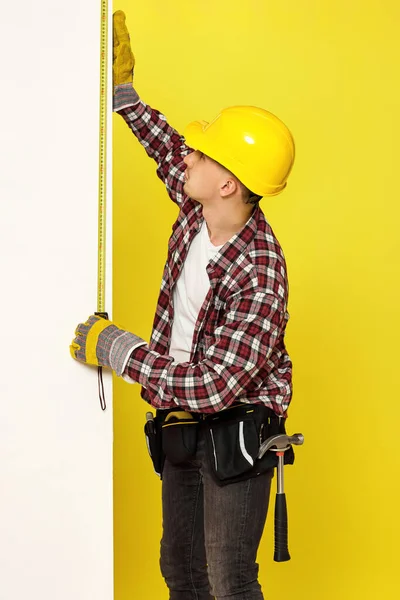 作業服のプロのビルダー 壁の測定をヘルメット 家の改装の修復の概念 — ストック写真