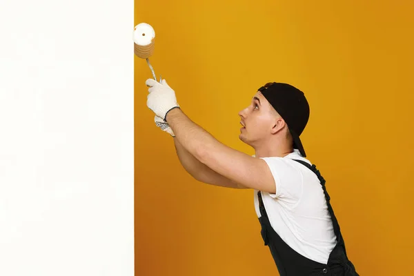 Jongeman Werkkleding Die Witte Muren Schildert Kamer Kopieer Ruimte Voor — Stockfoto