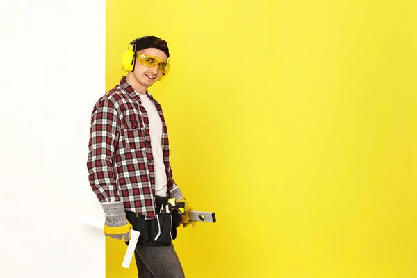 Trabalhador Homem Construtor Capacete Construção Perto Bandeira Branca Fundo Amarelo — Fotografia de Stock