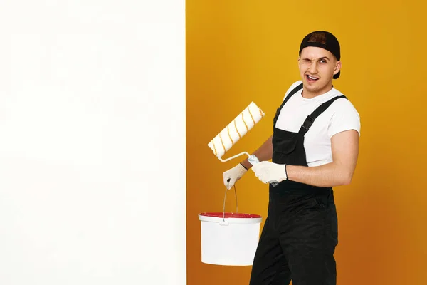 Εργάτης Τεχνίτης Ρούχα Εργασίας Που Βάφει Λευκούς Τοίχους Στο Δωμάτιο — Φωτογραφία Αρχείου