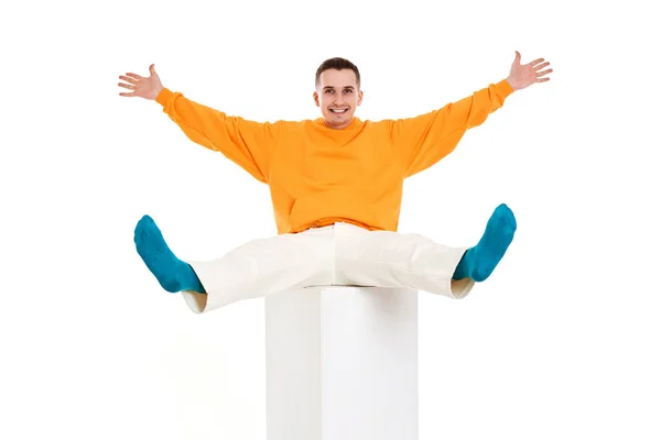 Νεαρός Hipster Φοιτητής Άνθρωπος Πορτοκαλί Φούτερ Έχουν Διασκέδαση Κάθεται Κύβο — Φωτογραφία Αρχείου