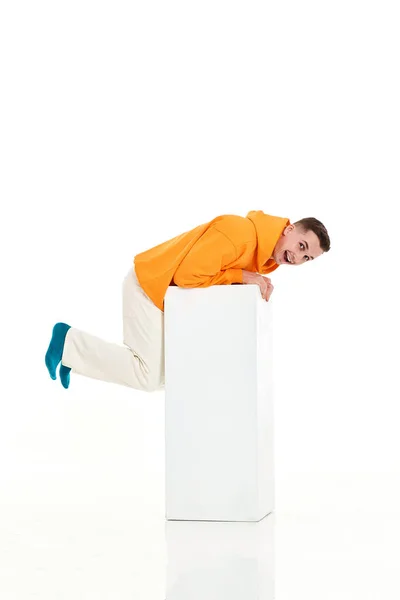 Jeune Homme Drôle Sweat Shirt Orange Grimpe Cube Sur Fond — Photo