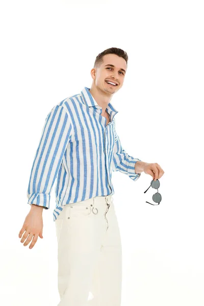 Positieve Knappe Jongeman Zonnebril Blauw Gestreept Shirt Geïsoleerd Witte Achtergrond — Stockfoto