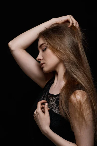 Siyah Arka Planda Siyah Elbiseli Uzun Saçlı Güzel Esmer Kadın — Stok fotoğraf