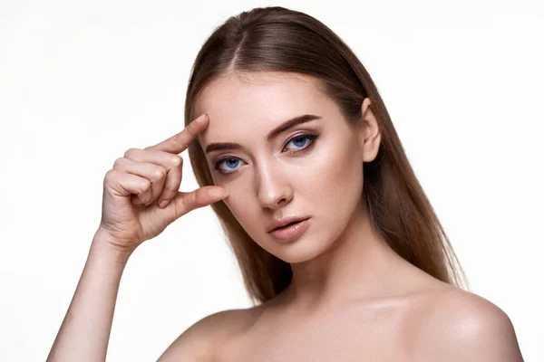 Piękna Młoda Kobieta Idealną Skórą Sprawdza Linię Brwi Oczu Bez — Zdjęcie stockowe