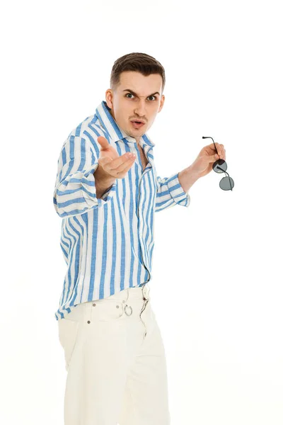 Knappe Jongeman Zonnebril Blauw Gestreept Shirt Stelt Een Vraag Geïsoleerd — Stockfoto