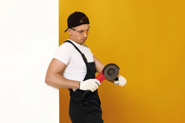 Professionele Bouwer Werkkleding Werkt Met Snijgereedschap Arbeider Klusjesman Met Slijper — Stockfoto