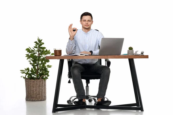 Бизнесмен Синей Рубашке Работает Ноутбуке Компьютер Показывает Жест — стоковое фото