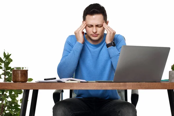 Ledsen Man Har Huvudvärk Med Hjälp Laptop Kontoret — Stockfoto