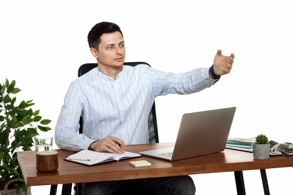 ノートパソコンを使って白い背景のテーブルで仕事をするハンサムな男 — ストック写真