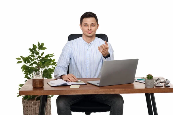 ノートパソコンを使って仕事をしているビジネスマンを笑顔で — ストック写真