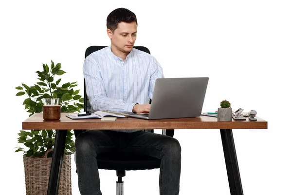 Hombre Joven Que Utiliza Ordenador Portátil Para Trabajo Línea Mesa —  Fotos de Stock
