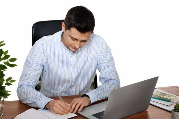 Бизнесмен Синей Рубашке Делает Заметки Используя Ноутбук Белом Фоне Стоковое Изображение