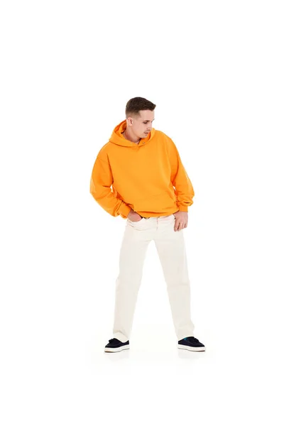 白い背景にあなたのロゴやデザインのためのスペースとオレンジの空白のスウェットシャツの若いハンサムな男 完全長のためのモックアップ Print — ストック写真