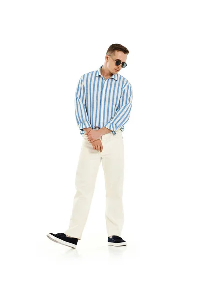 Jonge Modieuze Man Trendy Zonnebril Blauw Gestreept Shirt Broek Geïsoleerd — Stockfoto