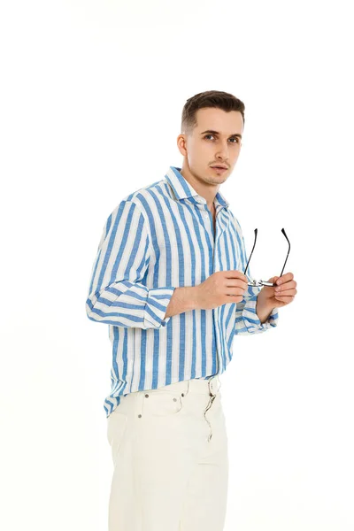 サングラスをかけたハンサムな若い男と白い背景に隔離された青い縞のシャツ 夏のファッション — ストック写真