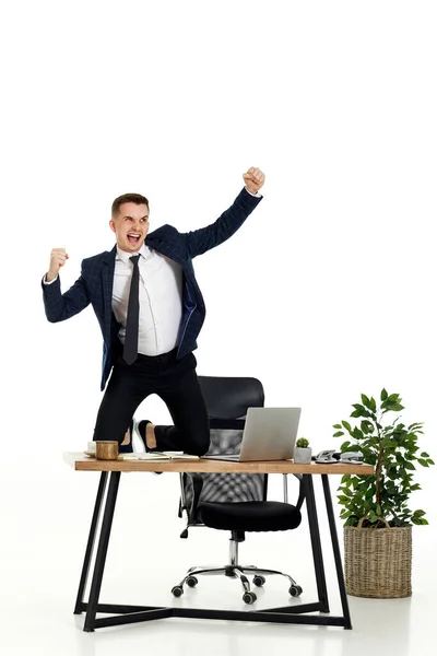 Удовлетворенный Молодой Бизнесмен Эмоционально Жестикулирует Празднует Победу Офисе — стоковое фото