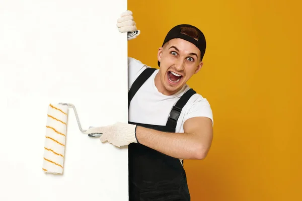 Surprised Young Man Working Clothes Painting White Walls Room Copy — Stock Photo, Image
