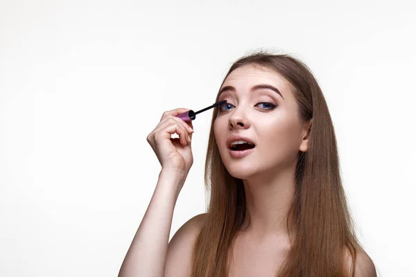 Vacker Ung Kvinna Tillämpa Svart Mascara Långa Tjocka Ögonfransar Med — Stockfoto
