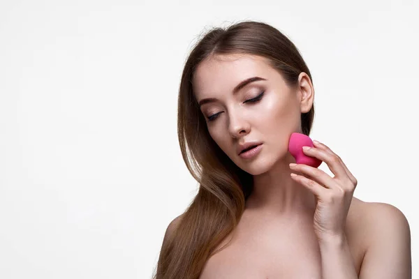 Attraktiv Ung Kvinna Med Rosa Kosmetiska Svampar Isolerad Vit Bakgrund — Stockfoto