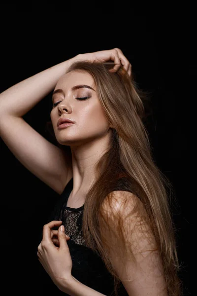 Magnifique Femme Brune Sexy Aux Cheveux Longs Robe Noire Sur — Photo