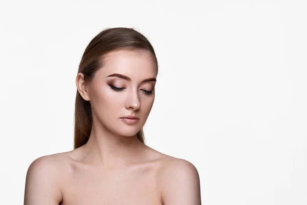 白い背景に目を閉じて完璧な肌を持つ美しい若い女性 コピースペース — ストック写真
