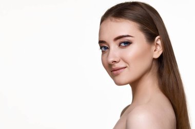 Beyaz arka planda mükemmel bir cildi olan güzel bir kadın profili. Boşluğu kopyala