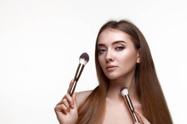 Pudra için makyaj fırçası olan çekici kadın beyaz arka planda izole edilmiş.