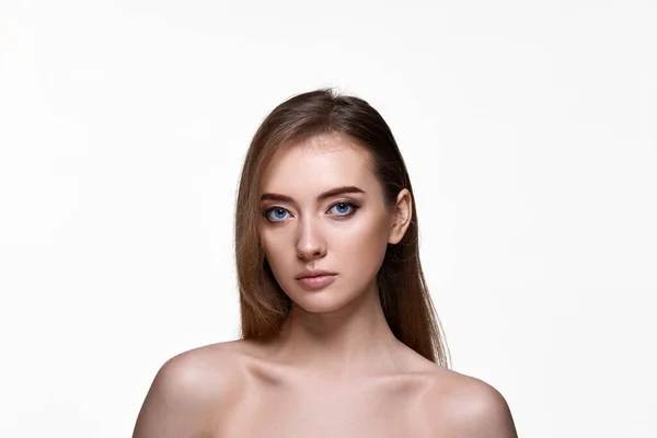 Красива Молода Жінка Ідеальною Шкірою Білому Тлі — стокове фото
