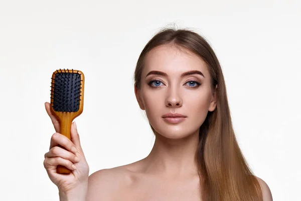 Beautiful Brunette Woman Showing Wooden Brush Recommend Haircare Product Healthy — Stock Photo, Image