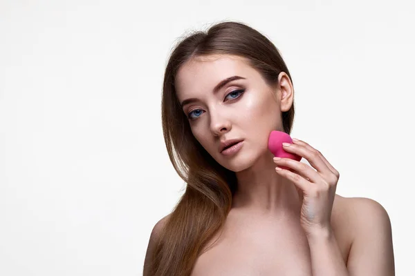 Wunderschöne Junge Frau Anwendung Foundation Auf Der Haut Mit Beauty — Stockfoto