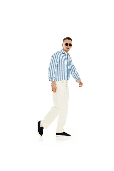 Jeune Homme Mode Lunettes Soleil Mode Chemise Rayures Bleues Pantalon — Photo