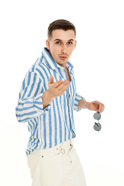 サングラスをかけたハンサムな若い男と白い背景に隔離された青い縞のシャツ 夏のファッション — ストック写真