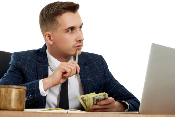 Yakışıklı Adamı Dizüstü Bilgisayarda Çalışıyor Sandalyede Otururken Elinde Para Tutuyor — Stok fotoğraf
