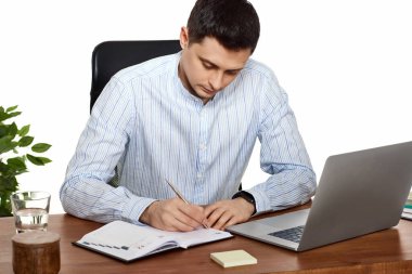 Mavi gömlekli işadamı not alıyor, pazar araştırması yapıyor.