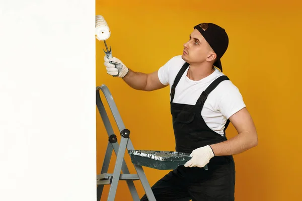 Νεαρός Άνδρας Ρούχα Εργασίας Που Ζωγραφίζει Λευκούς Τοίχους Σκάλα Αντίγραφο — Φωτογραφία Αρχείου