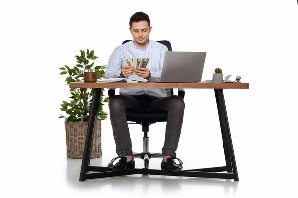 Genç Yakışıklı Adamı Dizüstü Bilgisayarda Çalışıyor Masa Başında Otururken Elinde — Stok fotoğraf