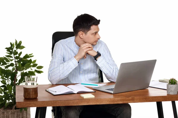 Üzgün Adamı Dizüstü Bilgisayar Kullanıyor Masa Başında Oturuyor Ofisteki Sorunları — Stok fotoğraf