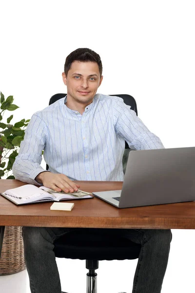 Hombre Joven Que Utiliza Ordenador Portátil Para Trabajo Línea Mesa —  Fotos de Stock