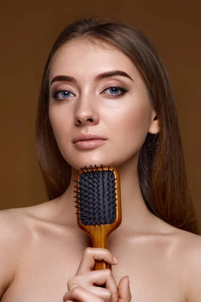 Mooie Brunette Vrouw Tonen Houten Borstel Aanbevelen Haarverzorgingsproduct Voor Gezond — Stockfoto