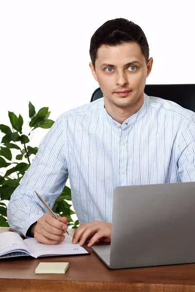 Бизнесмен Синей Рубашке Делает Заметки Используя Ноутбук Белом Фоне Лицензионные Стоковые Фото