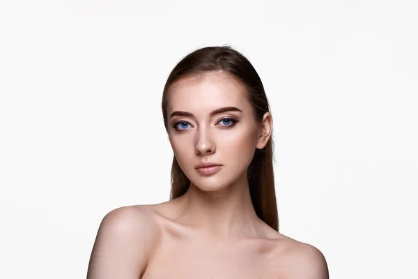 白い背景に完璧な肌を持つ美しい若い女性の肖像画 — ストック写真