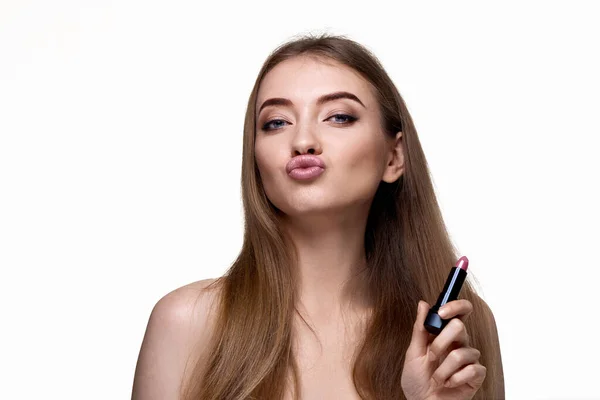 Jong Grappig Meisje Met Behulp Van Trendy Roze Lippenstift Geïsoleerd — Stockfoto