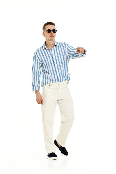白を基調にしたサングラスとブルーのストライプのシャツに身を包んだ幸せな自信満々の笑顔 夏のファッション — ストック写真