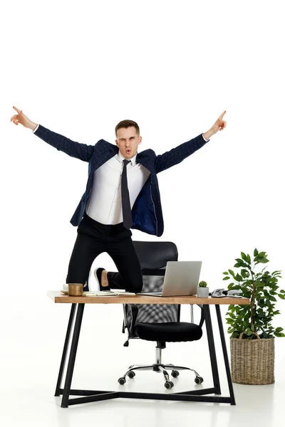 若いビジネスマンがオフィスで感情的にジェスチャーや勝利を祝う満足 — ストック写真