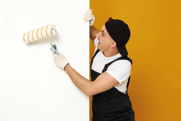 Arbeider Klusjesman Werkkleding Schilderen Witte Muren Kamer Kopieer Ruimte Voor — Stockfoto