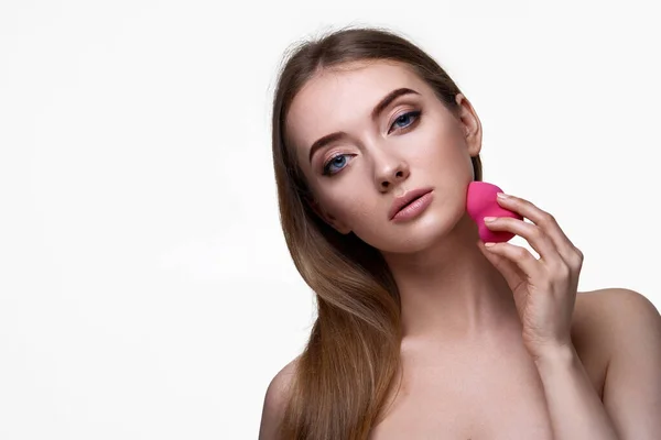 Atraente Jovem Mulher Usando Esponjas Cosméticas Rosa Isolado Fundo Branco — Fotografia de Stock